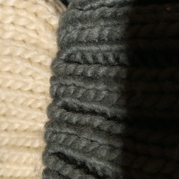 Marcus Adler gift set nwt pom pom hat with gloves - Picture 5 of 5